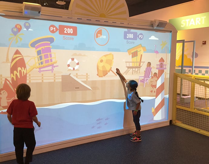 Каникулы интерактивные игры. Интерактивная стена для детей. Интерактивная стена в ДОУ. Интерактивные стены в школе. Интерактивные стены в детском саду.